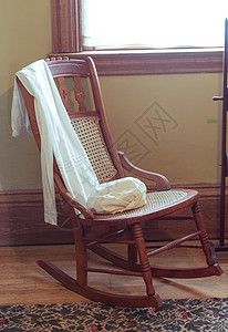 房间里的旧木摇椅图片