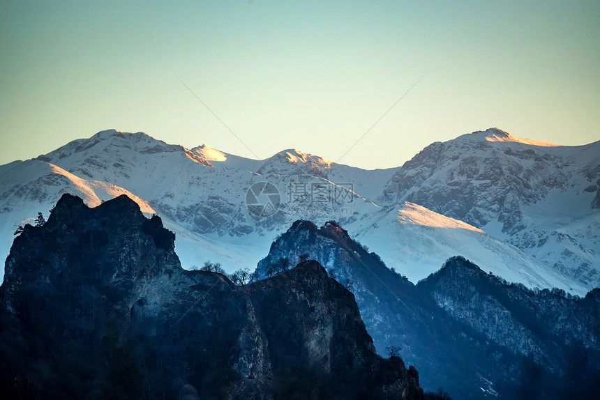 被雪覆盖的山峰的风景冬季美丽的山景旅游概念图片