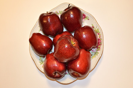 一盘水果非常成熟的红苹果这道菜是素食主义者的梦想即使是带有这些水果的图像也会引起流口水他们这么问背景图片