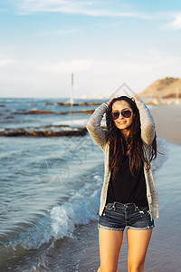 女孩沿着海滩走在沙滩上白种女人沿着图片