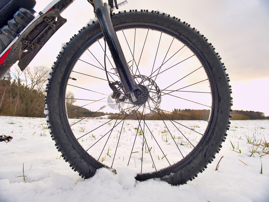 雪中的自行车轮细微接近低脚踝的视野白雪图片