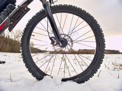雪中的自行车轮细微接近低脚踝的视野白雪背景图片