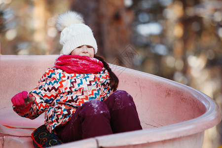 冬天快乐可爱的小女孩滑梯图片