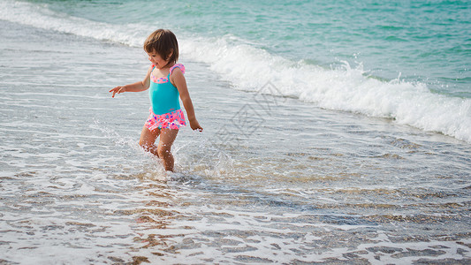 快乐的孩子在海岸上奔图片