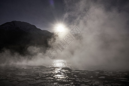 安德斯山在ElTatioGeyser的蒸气升起图片