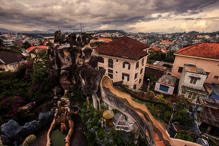 在Dalat现代越南建筑师的旅馆树上背景图片