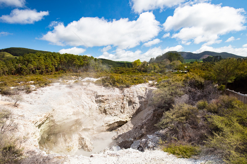 新西兰罗托鲁阿附近的WaiOTapu地热山地图片