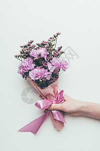 佩戴美丽优雅的花束鲜紫色鲜花和灰丝带的图片