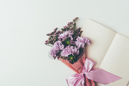 美丽优雅的花束鲜紫花和空白贺卡图片