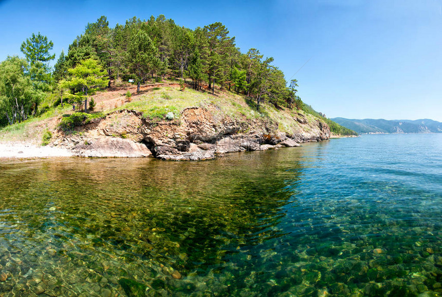俄罗斯BolshiyeKoti的贝加尔湖高岸绿色森林岩石清澈湖水的图片