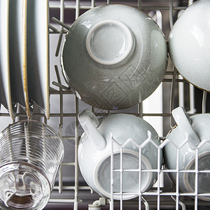 洗碗机中的清洁盘子和杯子家用设备图片