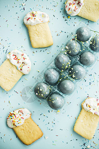 以复活节蛋糕和蓝色复活节彩蛋的形式出现在满天星花中的饼图片