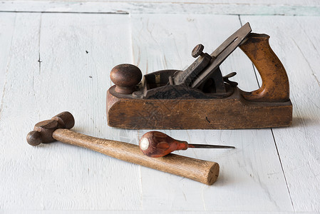 利用经风化的白油漆木材背景收集古董风化老旧工具锤子Awl和图片