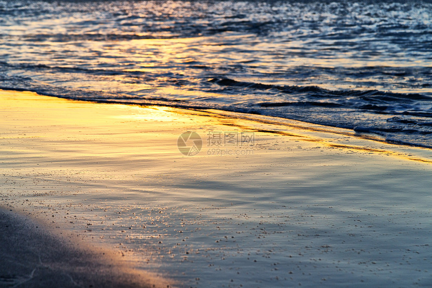 在澳洲海洋的日落就像放松和节假图片