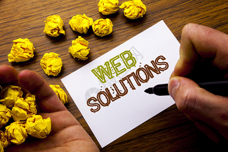 编写Web解决方案互联网设计划的概念写在木制背景的笔记本便条纸上图片