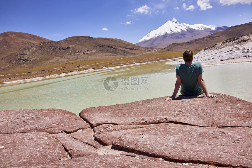 一个人坐在岩石上图片