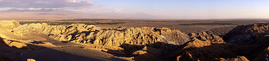 晨光照耀着阿塔卡马沙漠中岩石干旱图片