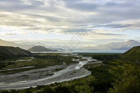 查卡布科河流入智利帕塔哥尼亚的卡斯特拉湖高清图片