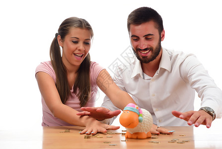 在小猪银行存钱的年轻夫妇家庭金融白种图片