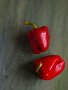 绿色背景上的红辣椒图片