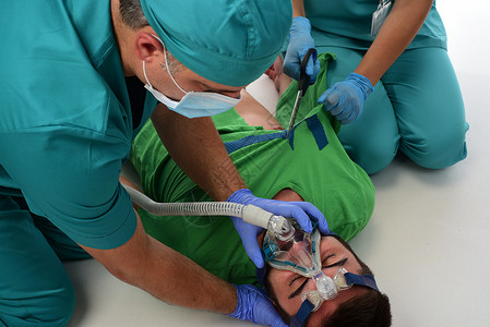 医疗队为病人提供心肺复苏疗程以图片