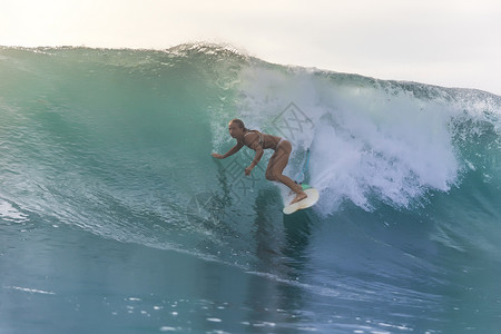 冲浪时的Surfer女孩印图片