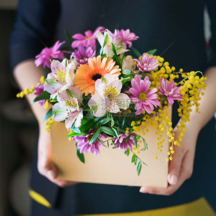 女人手中的漂亮花束图片