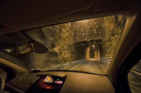 从车上看隧道图片