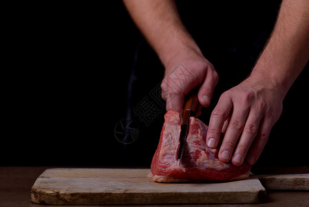 屠夫在厨房切牛肉黑色文本区域背景图片