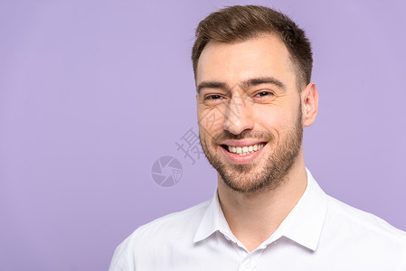 帅哥笑着在紫图片