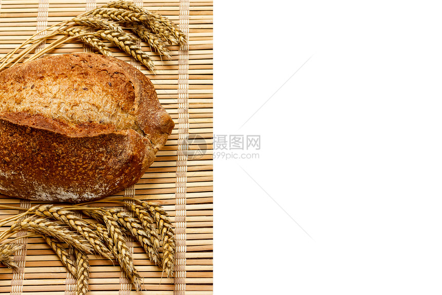 面包的烤有机面包小麦放在白纸上图片