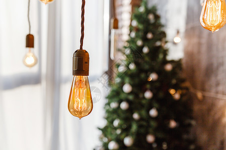 圣诞树和现代爱迪生灯泡递图片