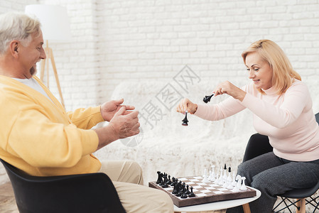 有两个老人在家里下象棋图片