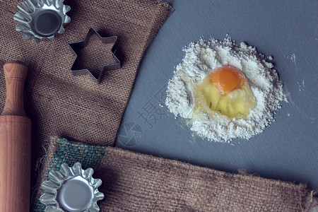 用擀面杖将鸡蛋打成面粉和烘烤用的表格图片