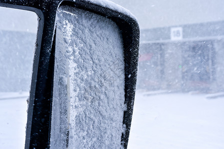 雪下期间卡车侧面镜中反映的道路详情图片