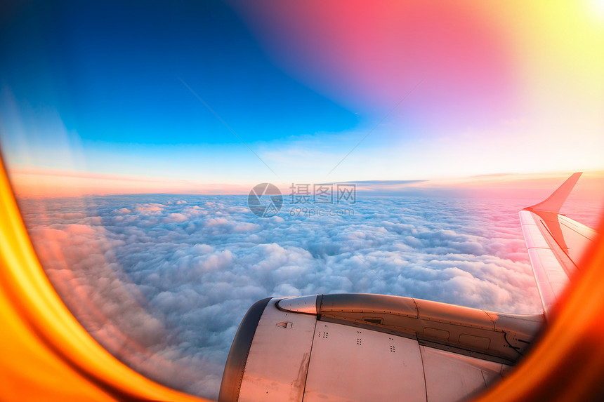 在云层之上飞行从飞机上看图片