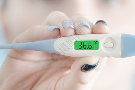 女手上的温度计正常身体温度图片