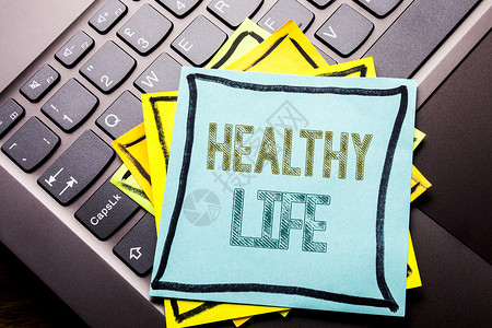 概念手写文字标题灵感显示健康生活健康食品的商业概念写在深色键盘背图片