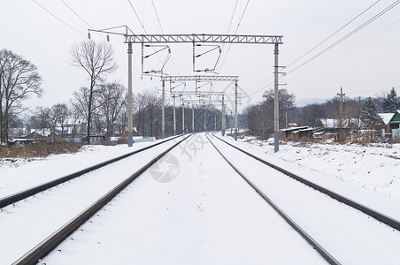 铁轨上的冬天和暴风雪白雪覆盖的铁轨图片