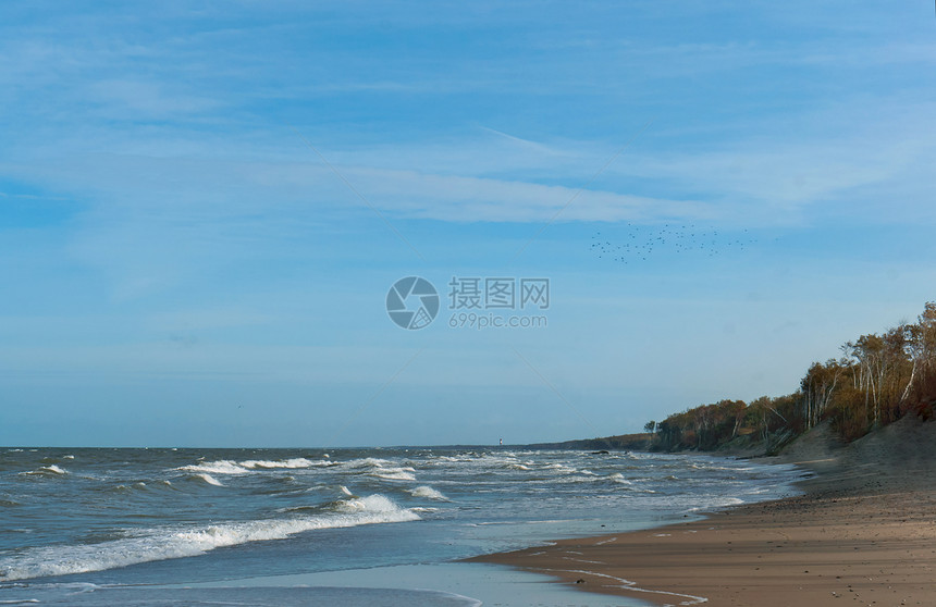 海景大海的小浪波罗的海浪海上的货船图片