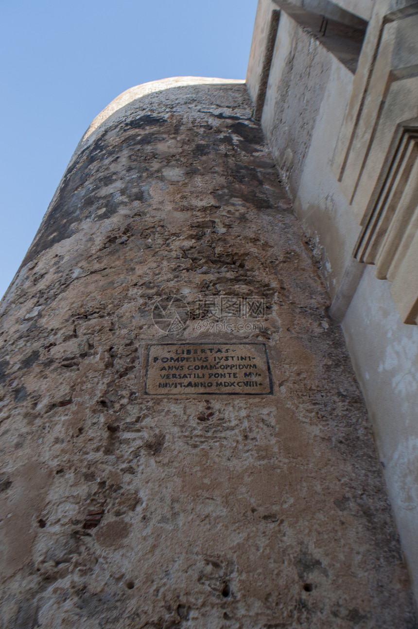 该岛南端的城市博尼法乔老城的堡和城墙的细节图片