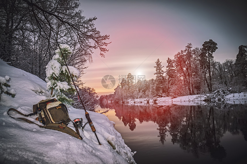 冬天河上的渔具图片