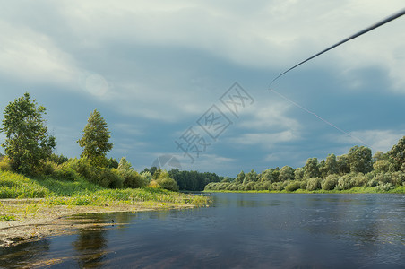与tenkara在河上钓鱼图片