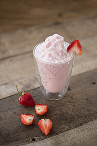草莓冰淇淋夏末新鲜饮料双壁玻璃图片