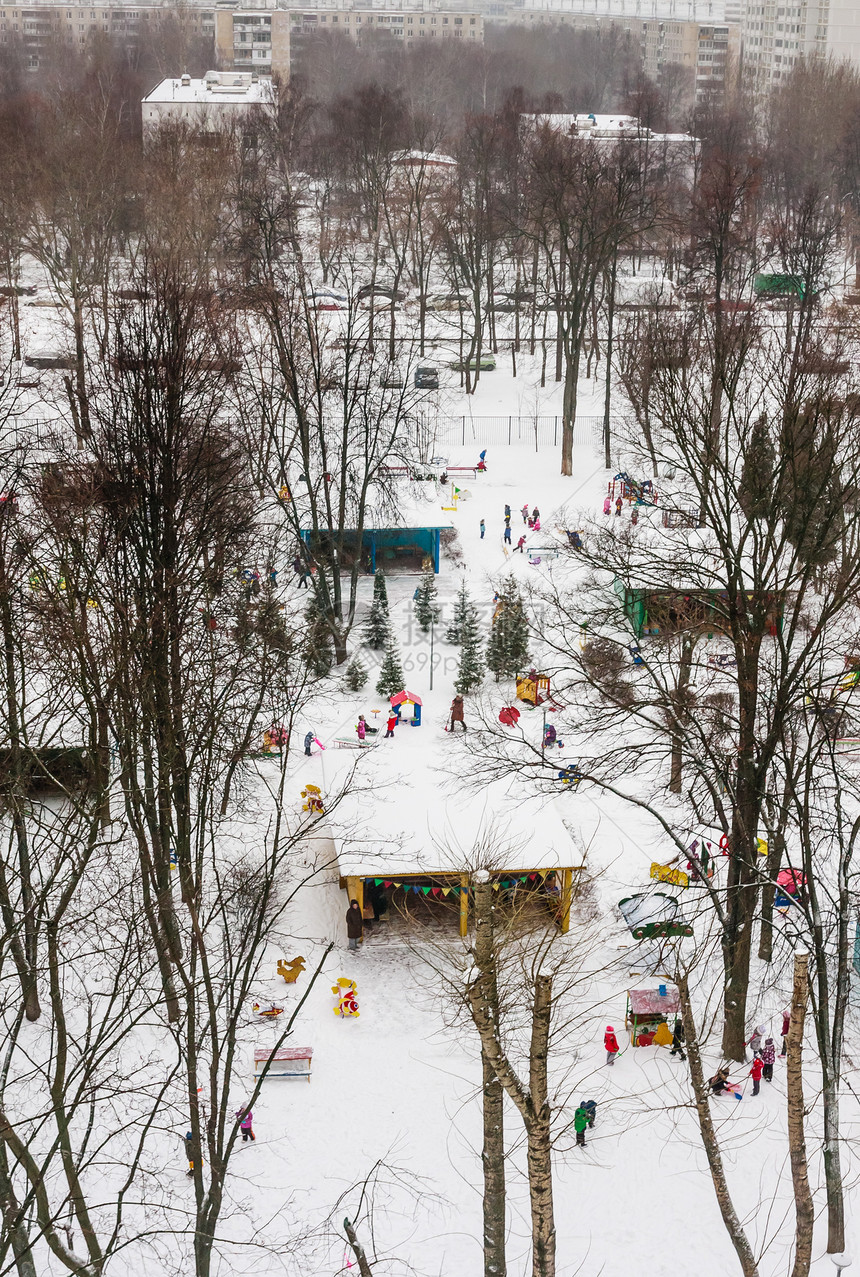 冬天孩子们在幼儿园的操场上玩耍图片