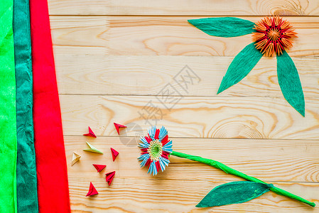 模块折纸花与纸和木制背景上的模块图片