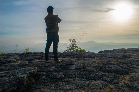 一个年轻男人在悬崖上带图片