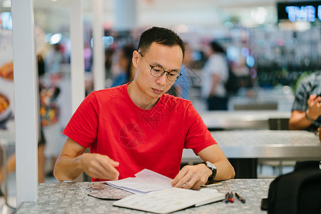 中年亚洲男子中文或日文在咖啡馆的日记图片