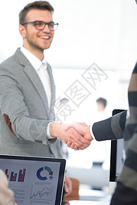 欢迎金融伙伴的握手图片