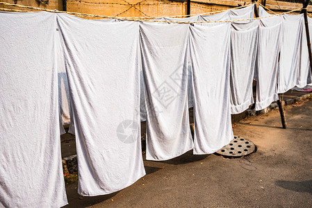 印度街头洗衣服白床图片